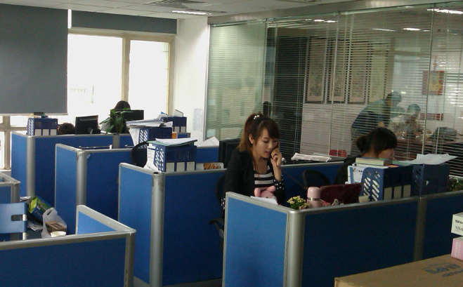 板式办公家具选购指南：洛阳冠廷解析办公桌椅与文件柜的材质差异